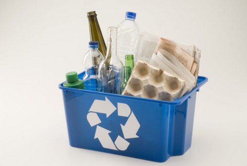 Trash collection workers in Lotter London handling waste bins